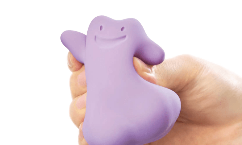 La balle anti-stress Pokemon Ditto change d'expression quand vous la pressez image