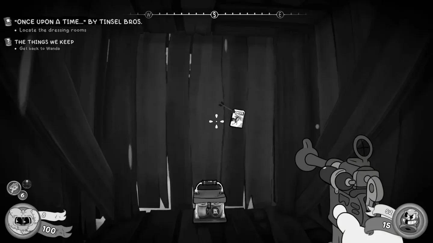 更衣室桌子上的小人偶位置