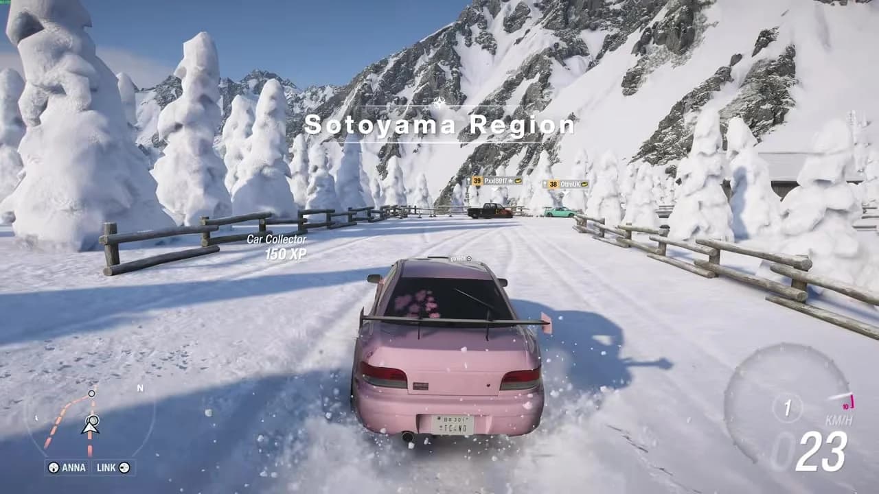 Auto del giocatore che si avvicina al forziere della caccia al tesoro della Sotoyama region sulla riva del lago ghiacciato in Forza Horizon 6